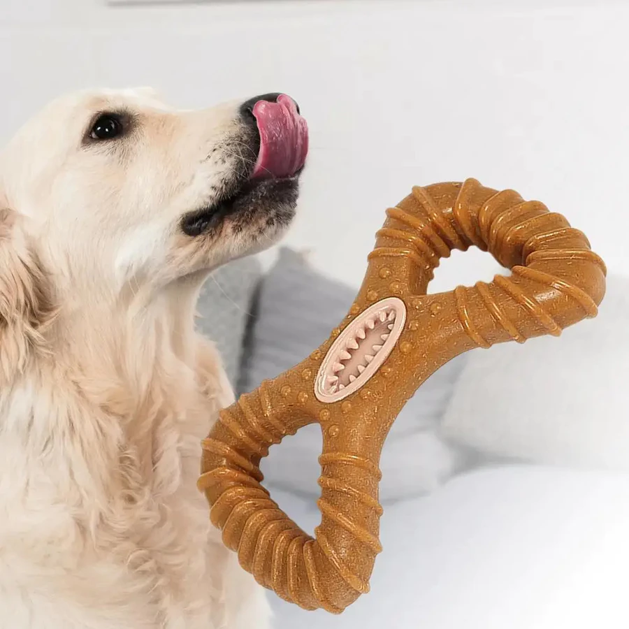 Cachorro ao lado do mordedor sabor bacon no formato 8