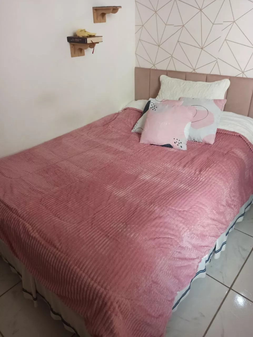 Coberdrom sherpa rosé estendido na cama