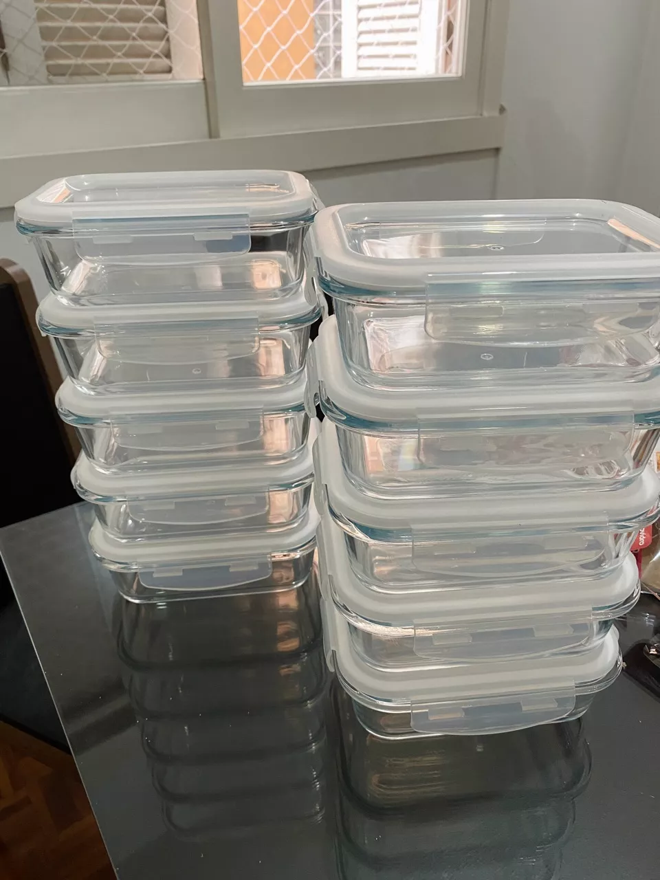Kit de potes de vidro empilhados na mesa