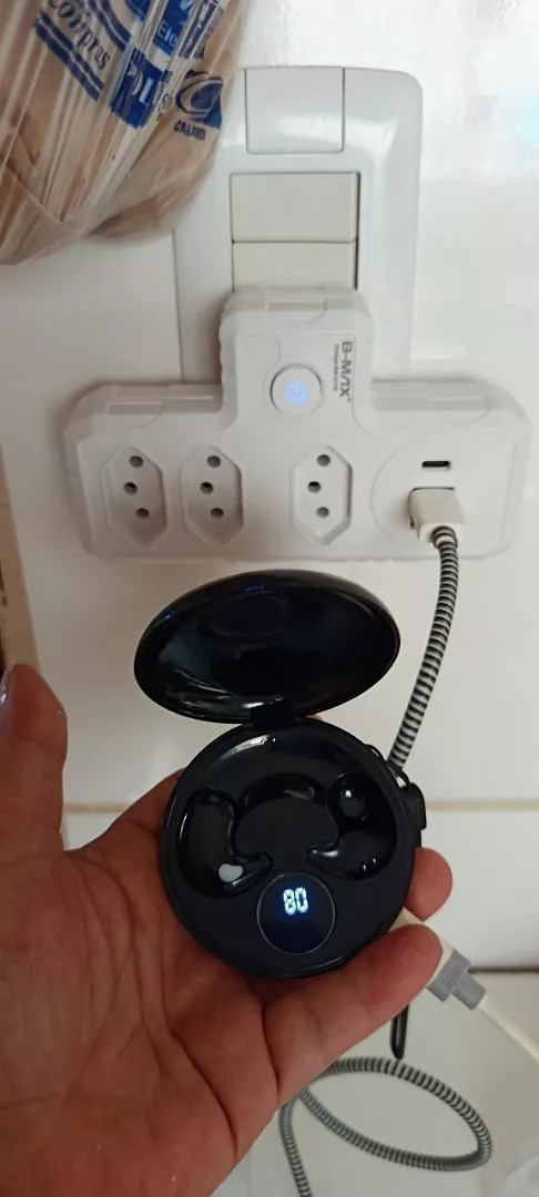 Fone carregando pela porta USB do adaptador