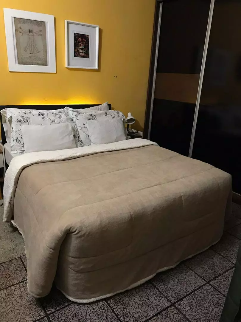 Coberdrom sherpa bege estendido na cama de casal