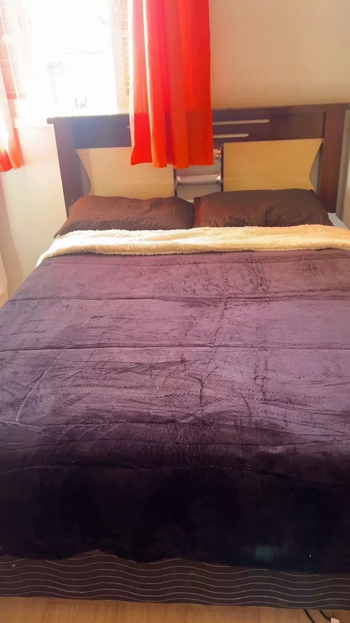Coberdrom sherpa marrom cobrindo a cama