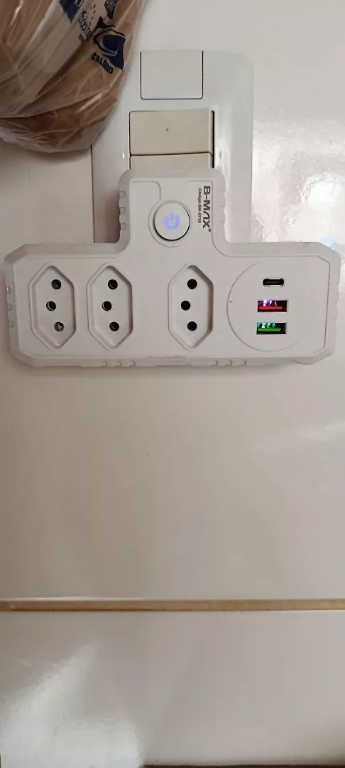 Adaptador instalado na parede da cozinha