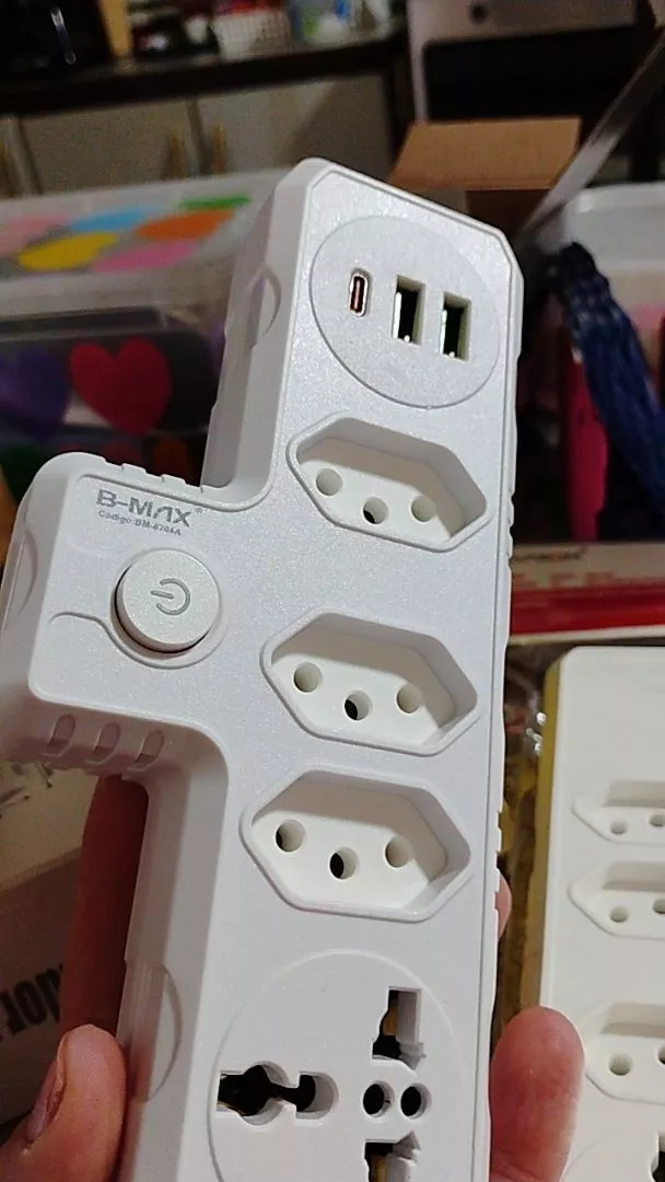 Detalhe das tomadas e portas USB-C do adaptador