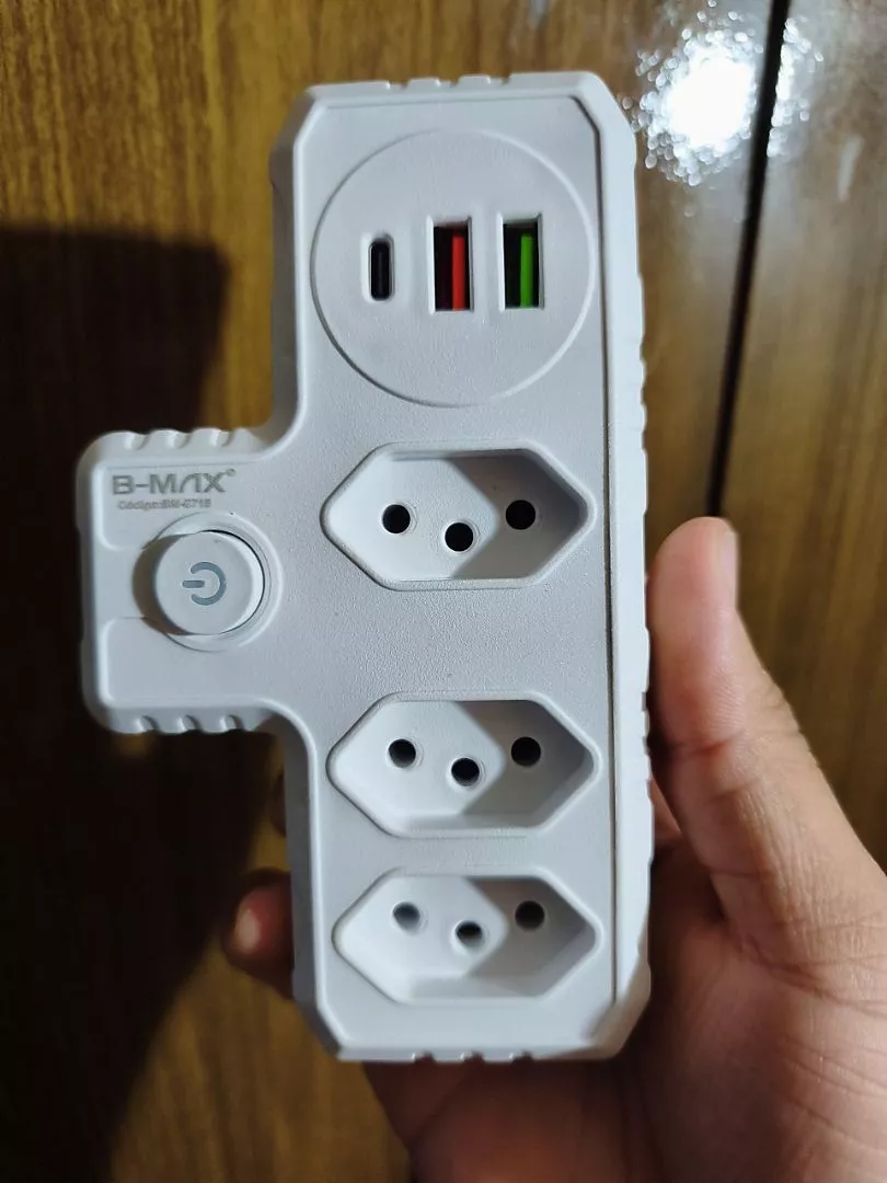 Cliente segurando o adaptador na mão