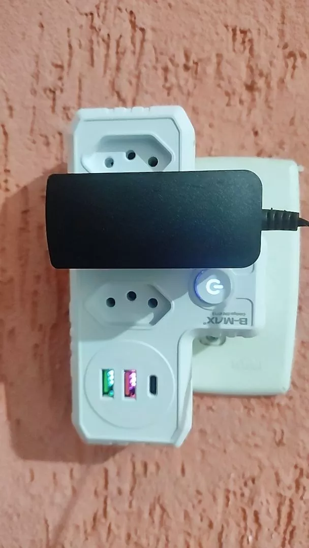 Foto de cliente: adaptador benjamin instalado com carregador conectado