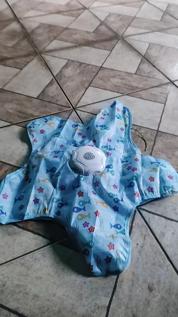 Tapete interativo estendido no piso de cerâmica