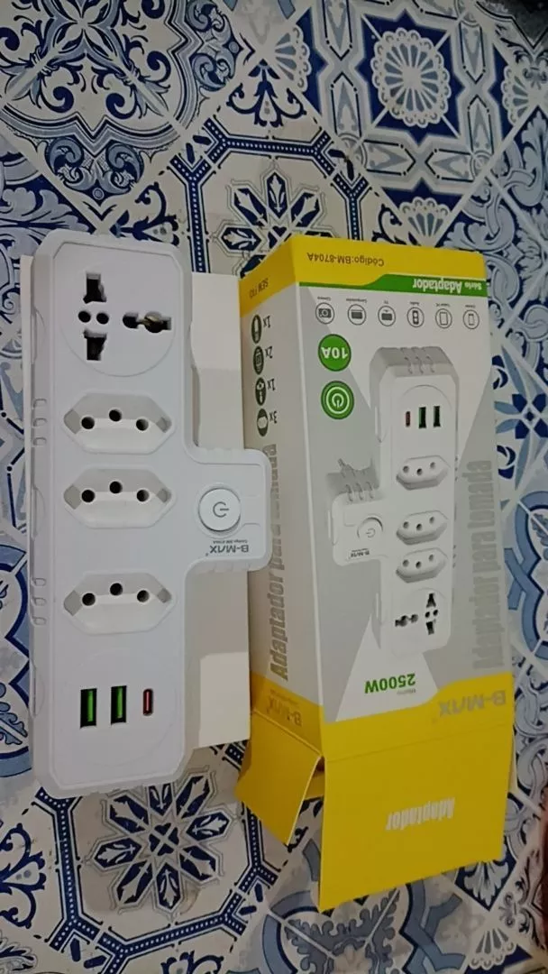 Foto de cliente: adaptador 6 em 1 ao lado da caixa do produto