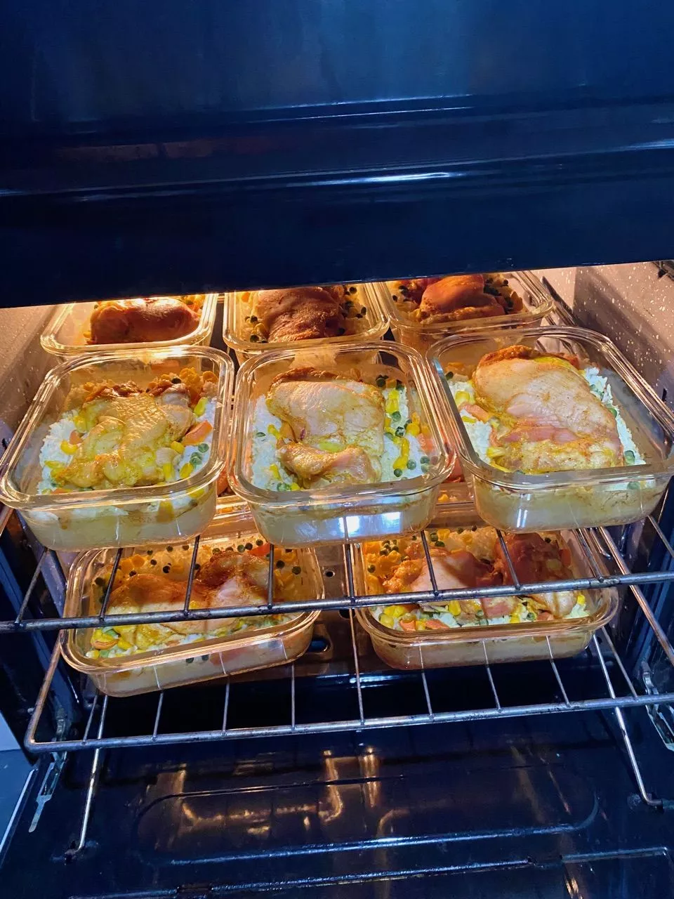 Potes de vidro no forno com refeição