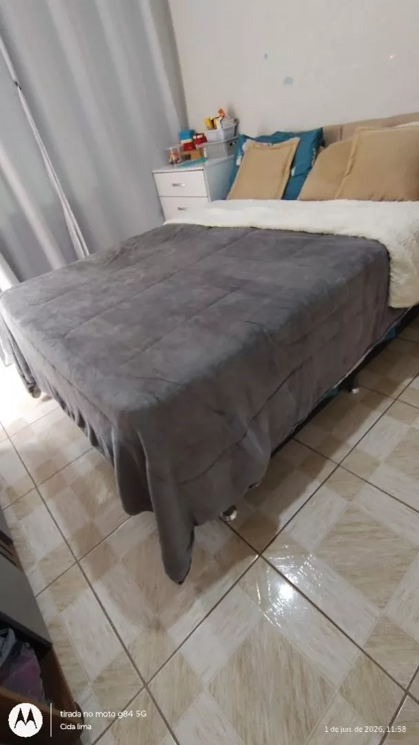 Coberdrom sherpa cinza cobrindo a cama de casal